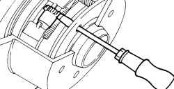 Вставив отвертку в отверстие колесного болта, поворачивайте установочную шестерню регулировочного механизма до блокировки тормозного диска. Затем поворачивайте шестерню в обратную сторону до момента свободного хода тормозного диска