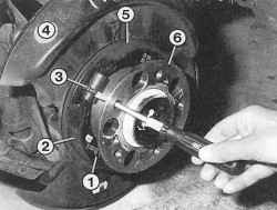Тормозной механизм задних колес со снятым тормозным диском