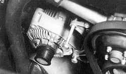 После отворачивания удерживающих штифтов генератор из моторного отсека удобнее вынимать снизу (дизельный двигатель)