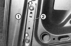 После снятия внутренней обивки крышки багажника открывается доступ к обоим болтам крепления петель (стрелки)