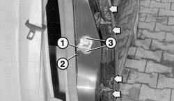 Цапфа замка передней двери (стрелками показаны болты крепления петель задней двери)
